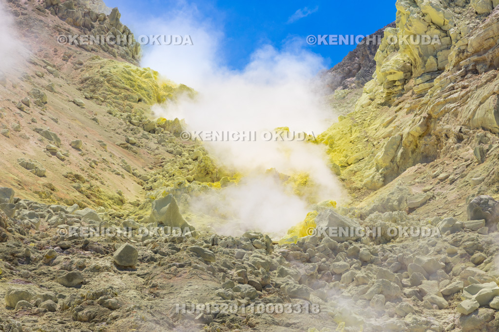北海道　硫黄山（アトサヌプリ）　山麓の噴気孔