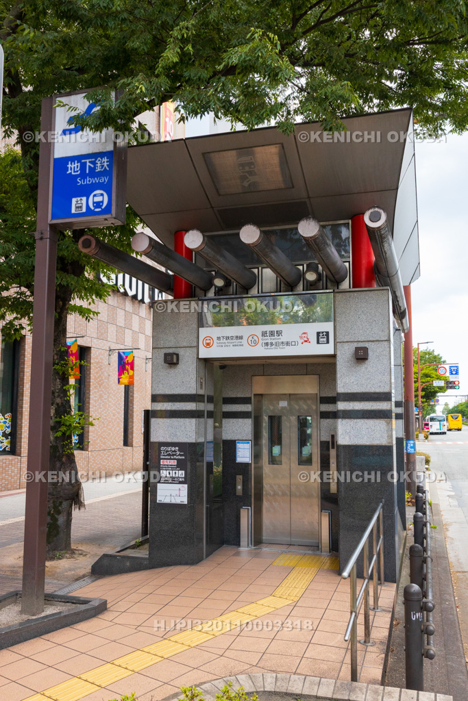 福岡県 地下鉄祇園駅(博多旧市街口) 舁き山笠を模したエレベーター
