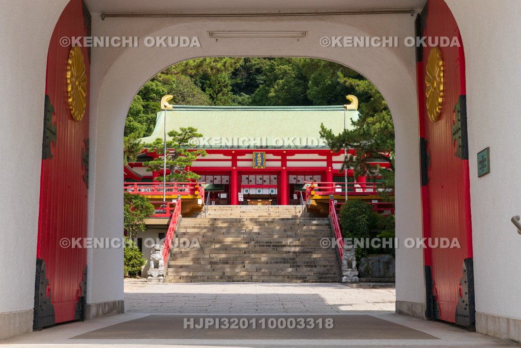 山口県 赤間神宮 水天門から望む拝殿