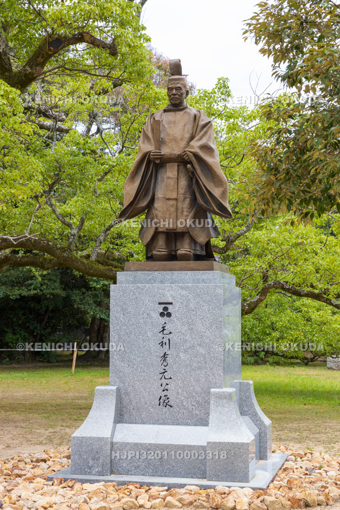 山口県　長府毛利邸　毛利秀元公銅像