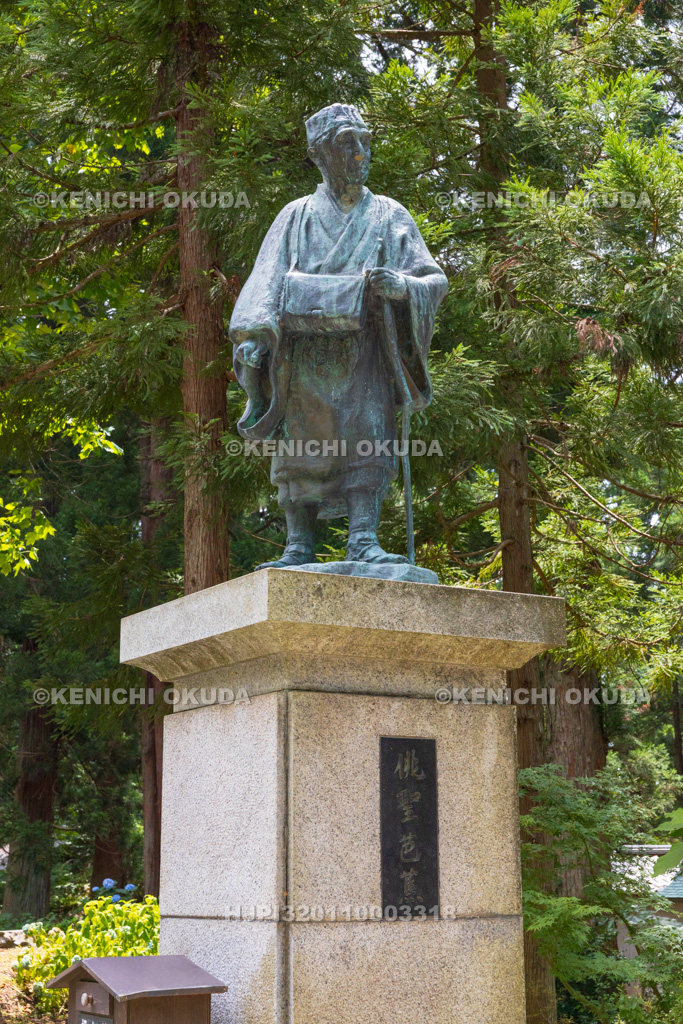 山形県　出羽三山神社（羽黒山）　俳聖芭蕉像