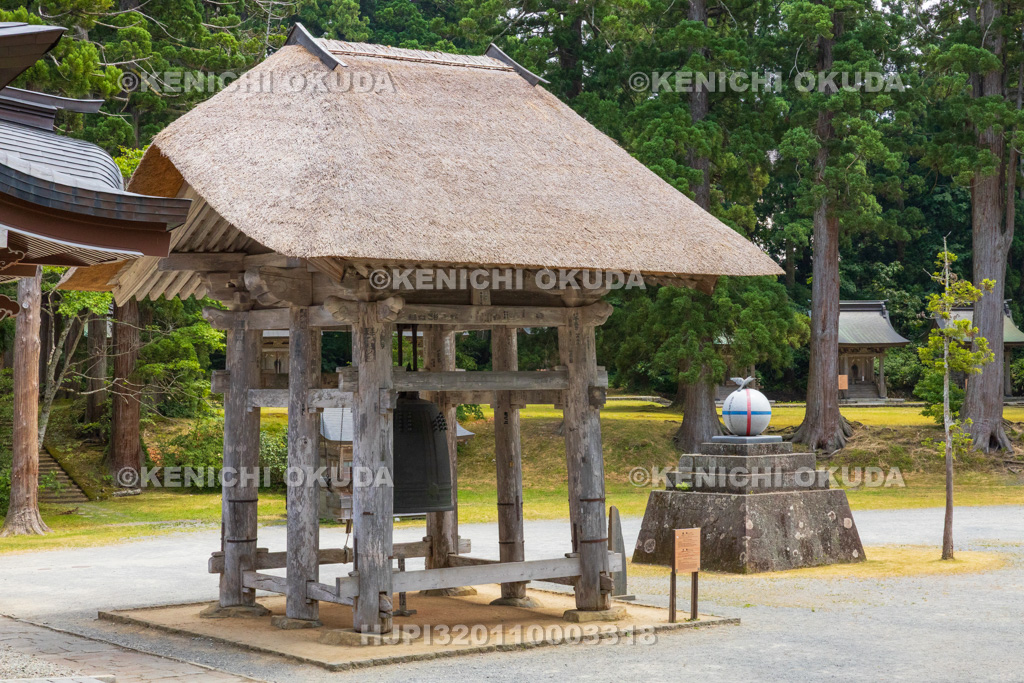 山形県　出羽三山神社（羽黒山）　鐘楼と世界平和塔
