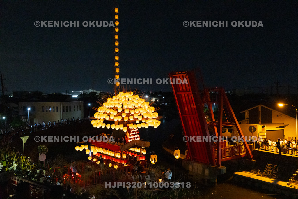 愛知県 須成祭 宵祭 巻藁船が御葭橋通過