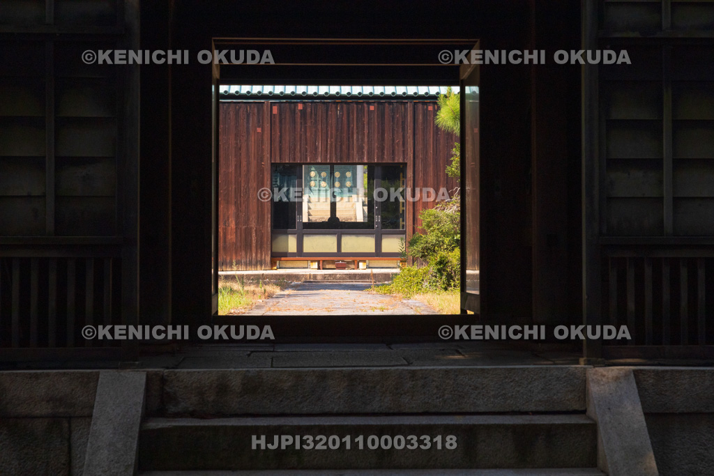 愛知県 定光寺 源敬公廟(徳川義直公廟所) 獅子の門(覆屋内)から焼香殿(覆屋内)