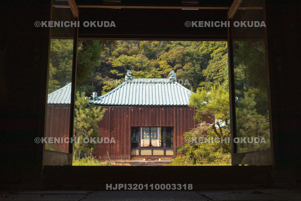 愛知県 定光寺 源敬公廟(徳川義直公廟所) 獅子の門(覆屋内)から焼香殿(覆屋内)