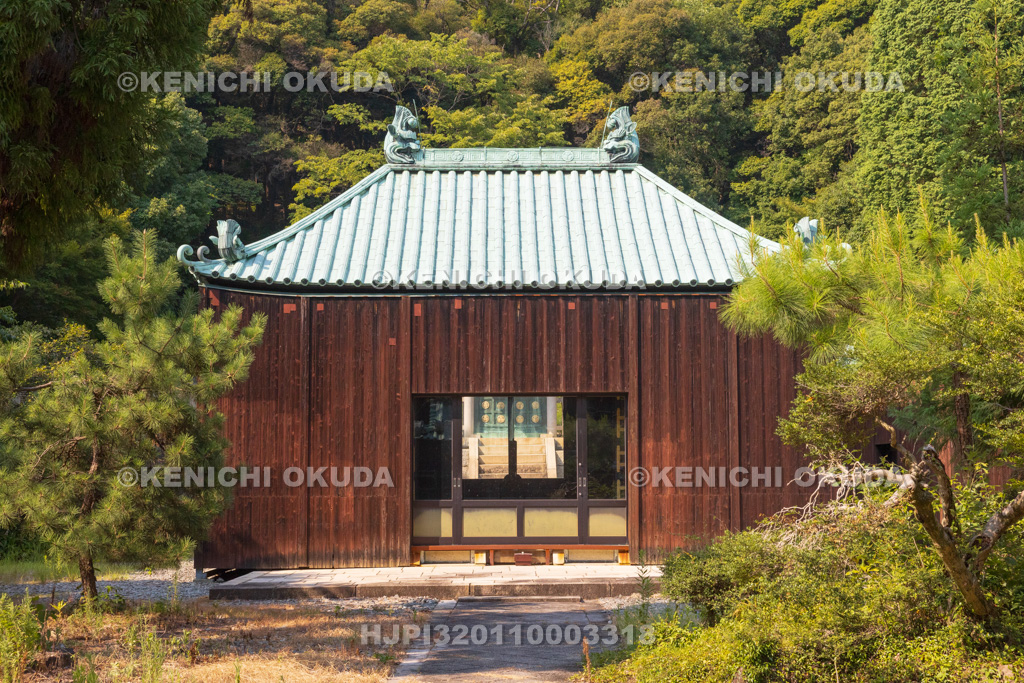 愛知県　定光寺　源敬公廟（徳川義直公廟所）　焼香殿（覆屋内）