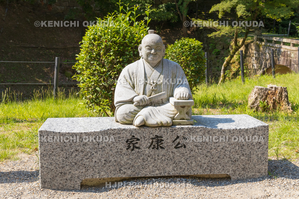 愛知県　岡崎城　家康公像のベンチ