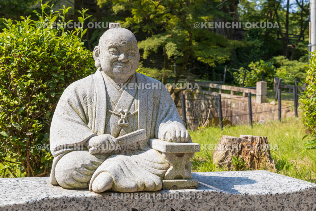 愛知県　岡崎城　家康公像のベンチ