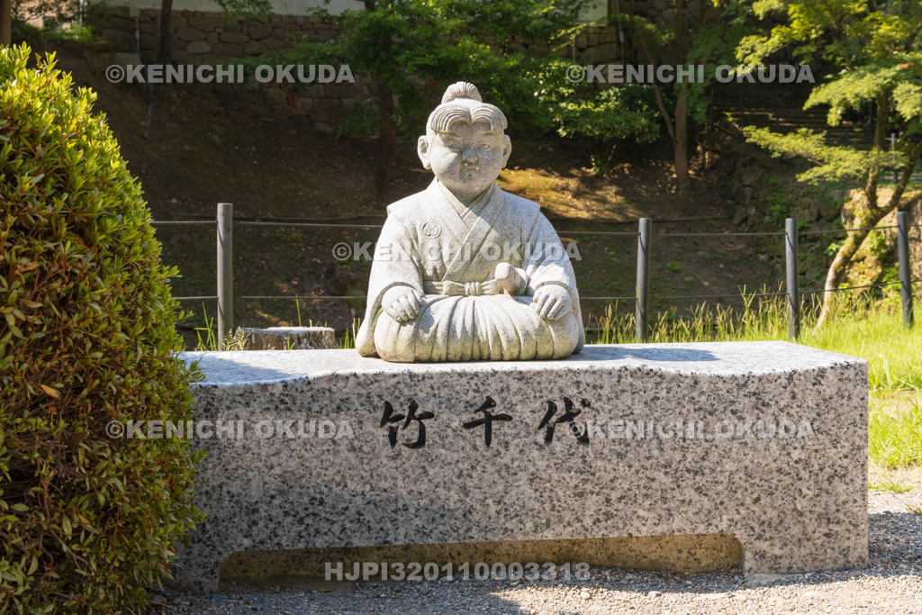 愛知県　岡崎城　竹千代像のベンチ