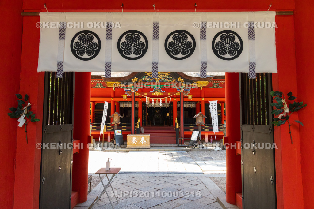 愛知県　六所神社　楼門から望む拝殿