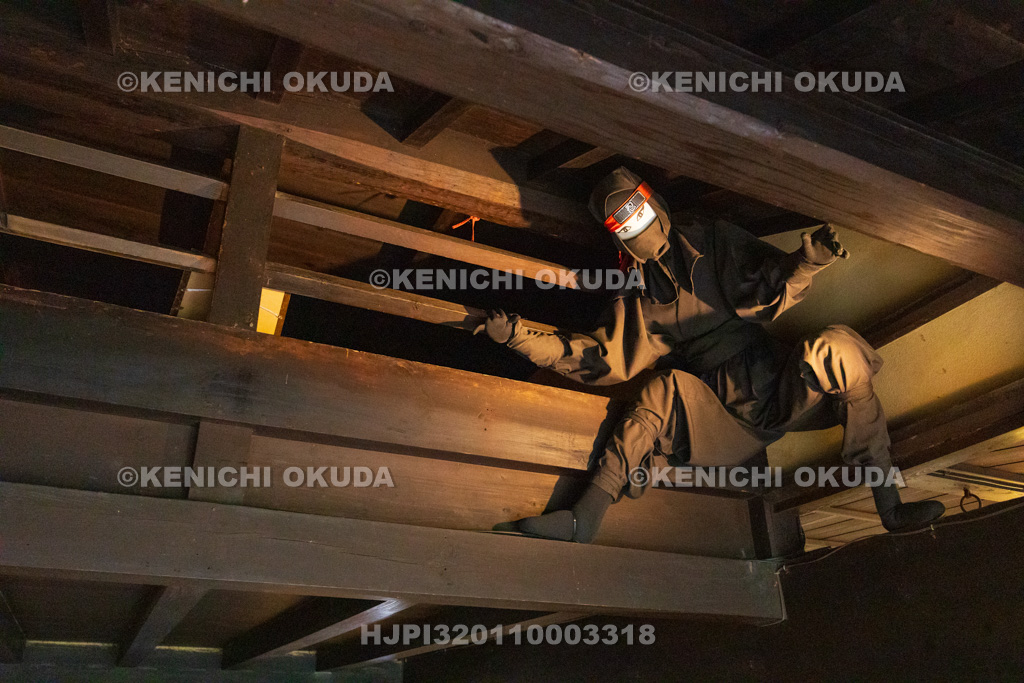 滋賀県 甲賀流忍術屋敷(望月出雲守旧宅) 中二階見張り窓(内部)