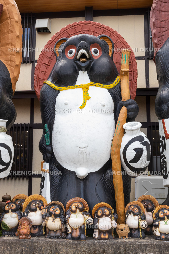 滋賀県　信楽陶苑たぬき村　信楽焼のたぬき