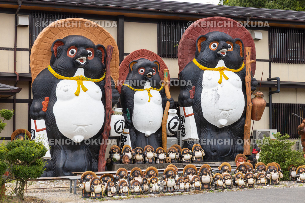 滋賀県　信楽陶苑たぬき村　信楽焼のたぬき