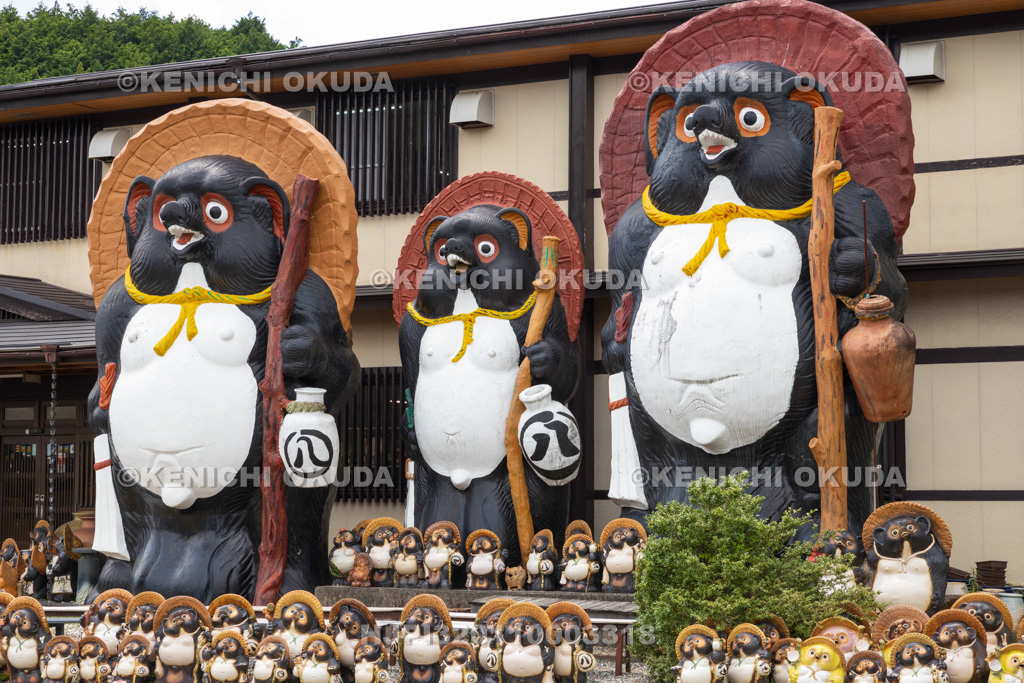 滋賀県　信楽陶苑たぬき村　信楽焼のたぬき
