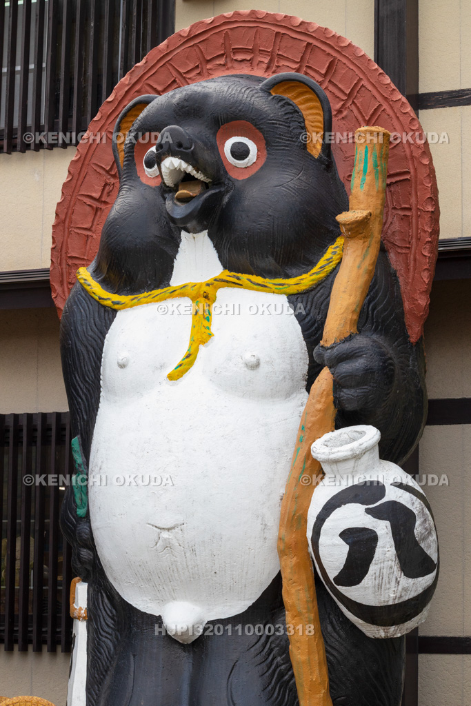 滋賀県　信楽陶苑たぬき村　信楽焼のたぬき