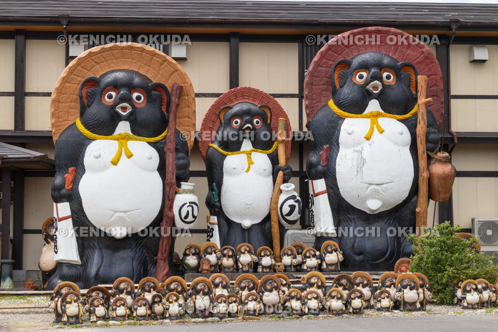 滋賀県　信楽陶苑たぬき村　信楽焼のたぬき