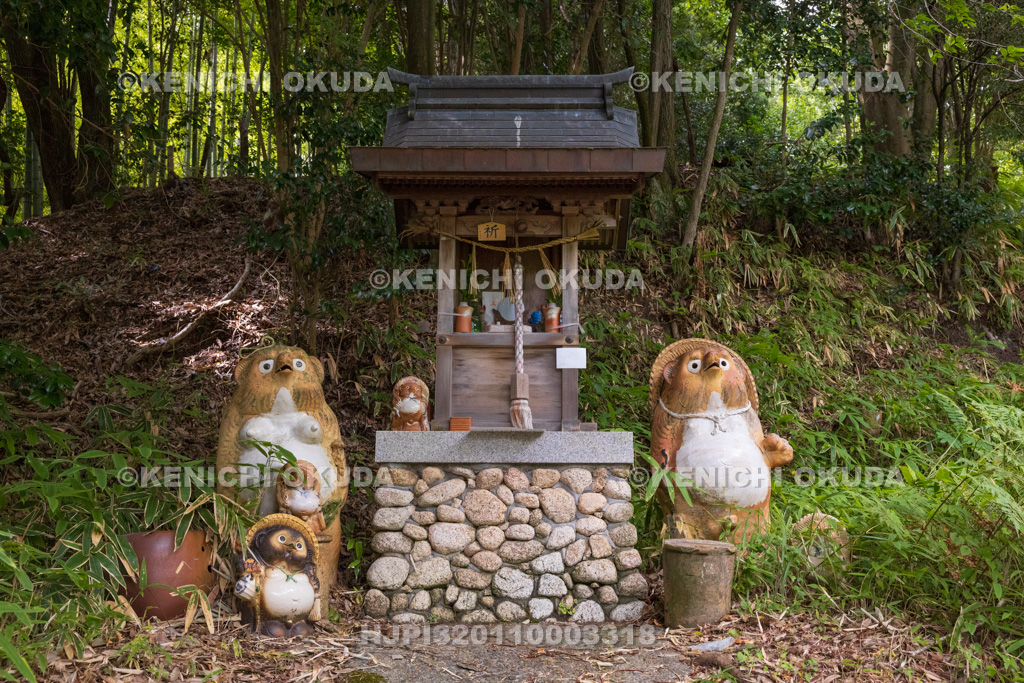 滋賀県　信楽陶芸村（奥田忠左衛門窯）　たぬき神社