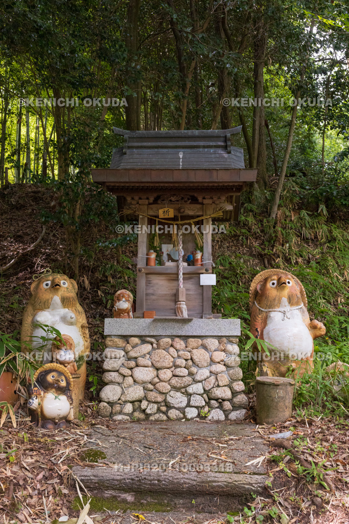 滋賀県　信楽陶芸村（奥田忠左衛門窯）　たぬき神社