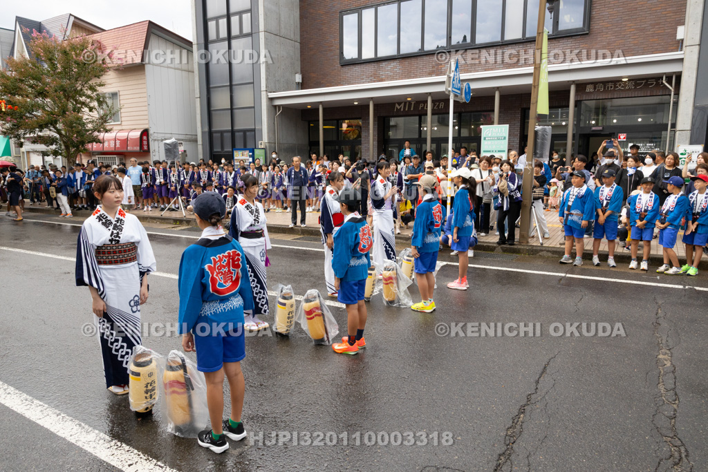 秋田県　花輪ばやし　子供パレード　バチ合わせ