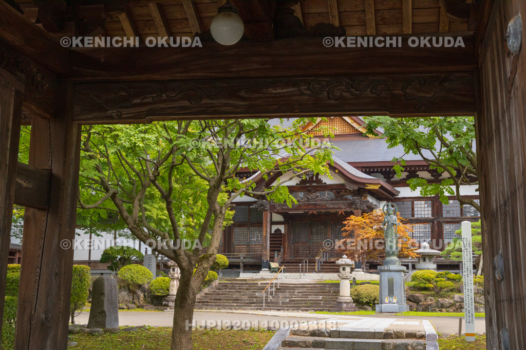 秋田県 長年寺 山門から望む本堂