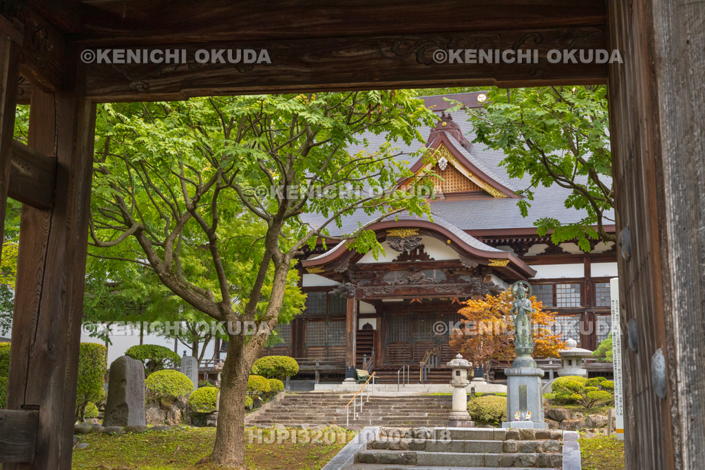 秋田県 長年寺 山門から望む本堂