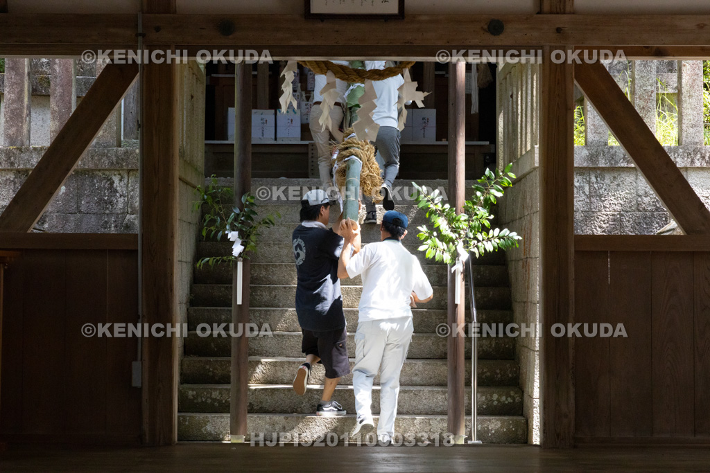 滋賀県 芋競べ祭り 芋を神前に献上