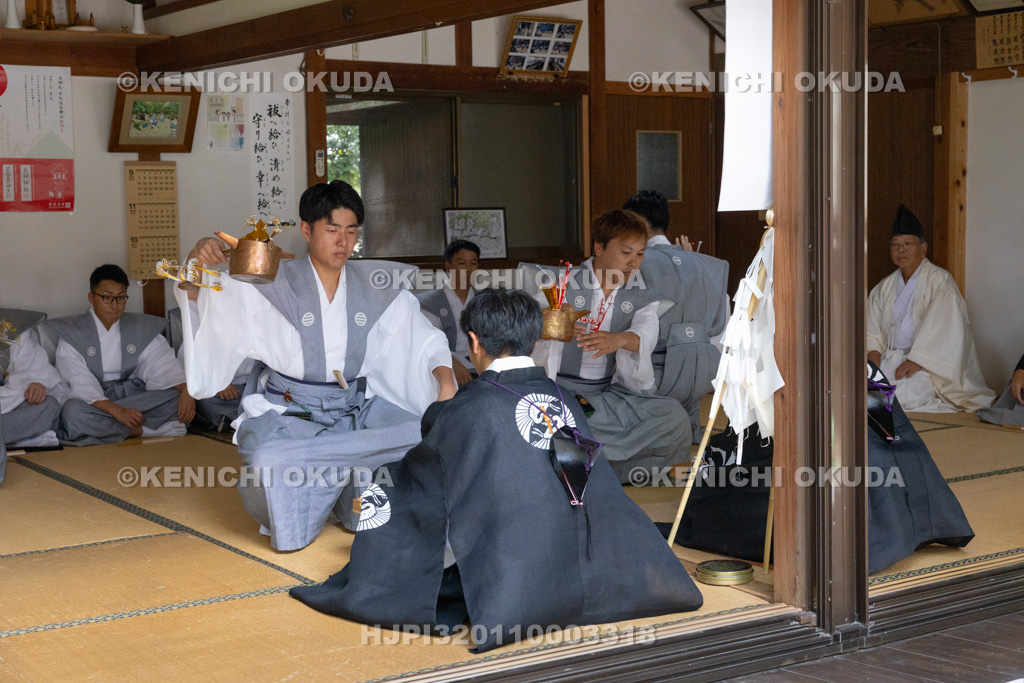 滋賀県 芋競べ祭り 宮座行事(盃の儀式)