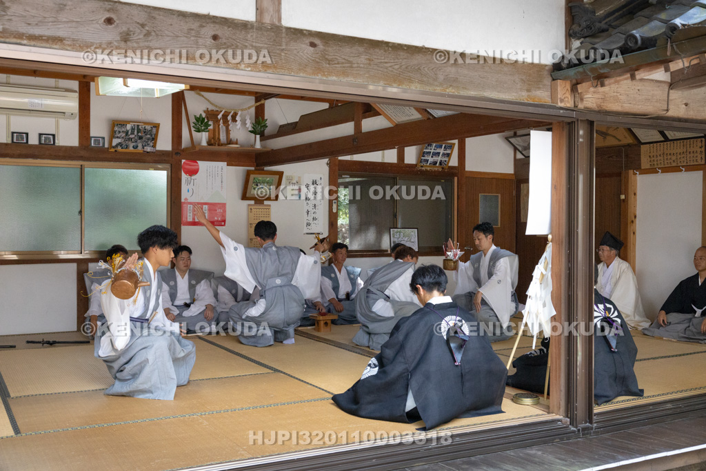 滋賀県 芋競べ祭り 宮座行事(盃の儀式)