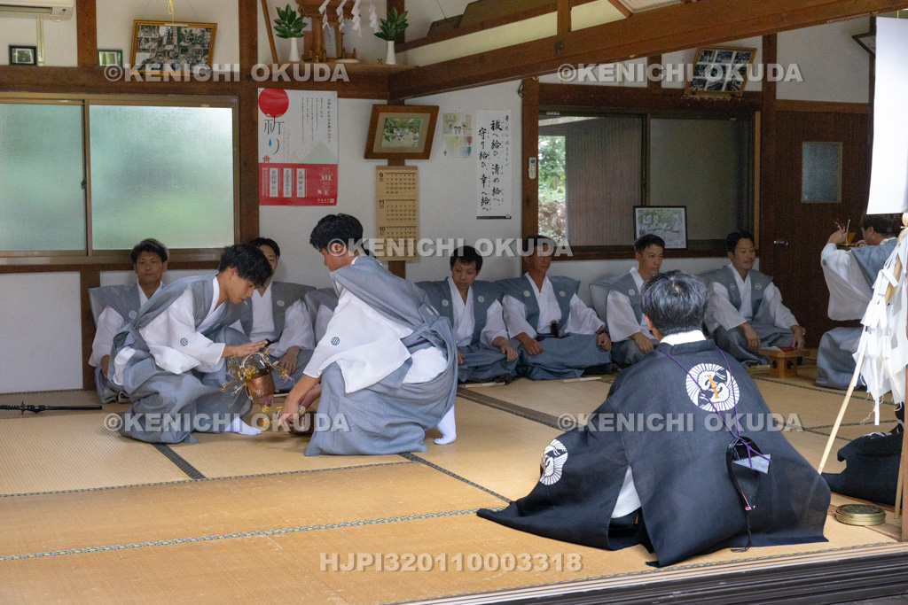 滋賀県 芋競べ祭り 宮座行事(盃の儀式)