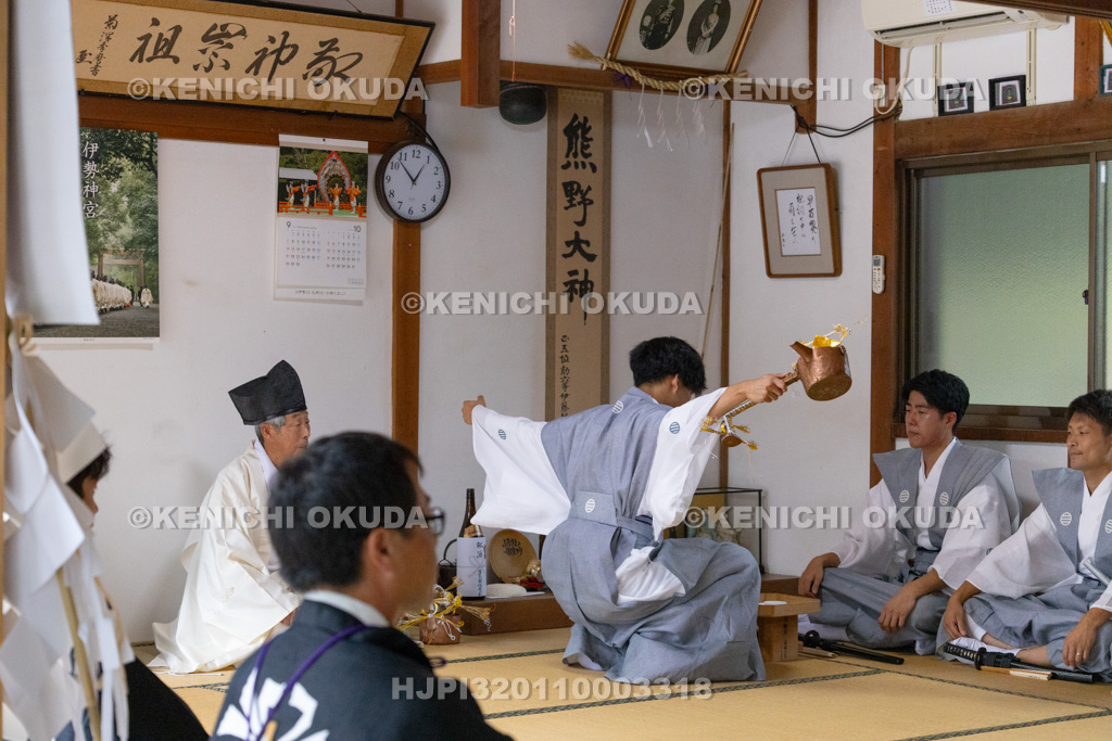 滋賀県 芋競べ祭り 宮座行事(盃の儀式)
