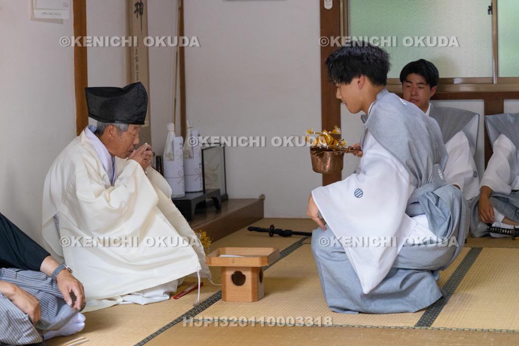 滋賀県 芋競べ祭り 宮座行事(盃の儀式)
