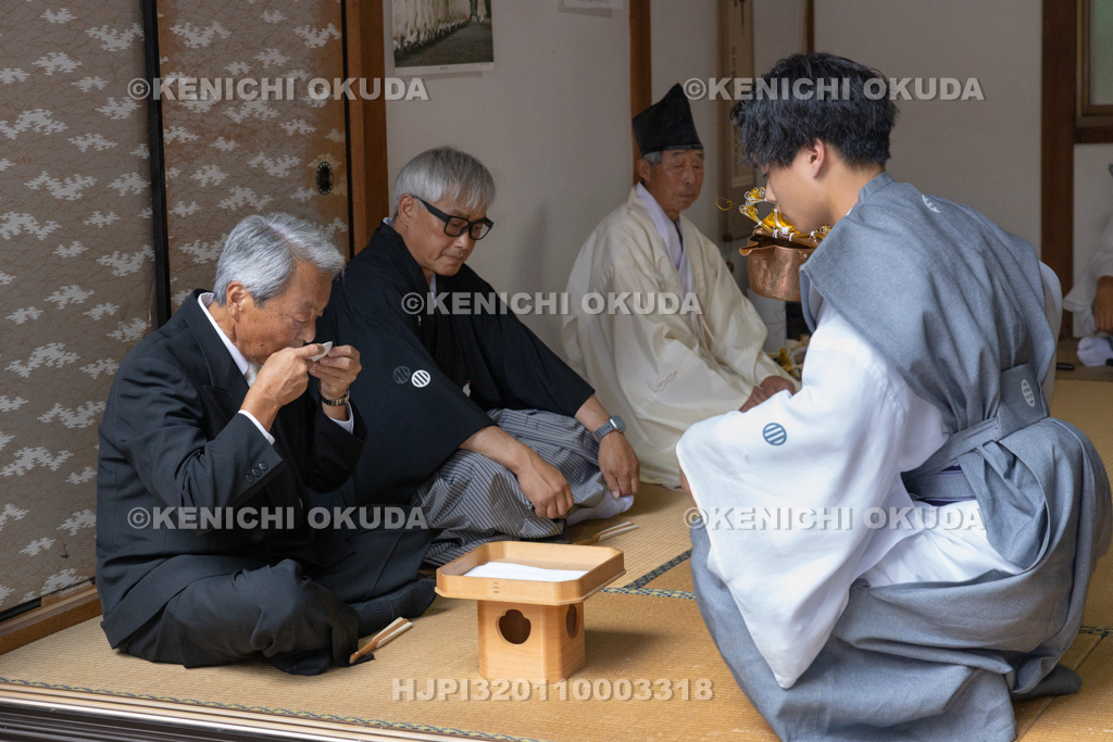 滋賀県　芋競べ祭り　宮座行事（盃の儀式）
