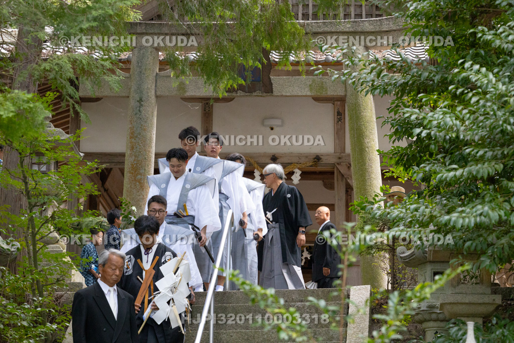 滋賀県 芋競べ祭り 芋を担ぎ野神山へ参進