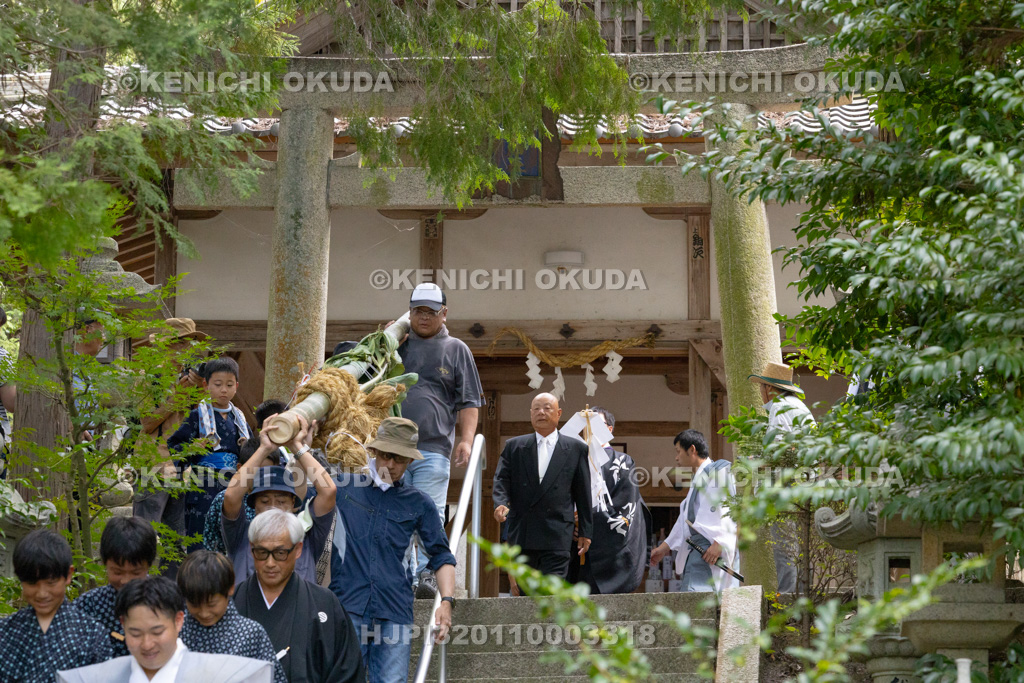滋賀県 芋競べ祭り 芋を担ぎ野神山へ参進