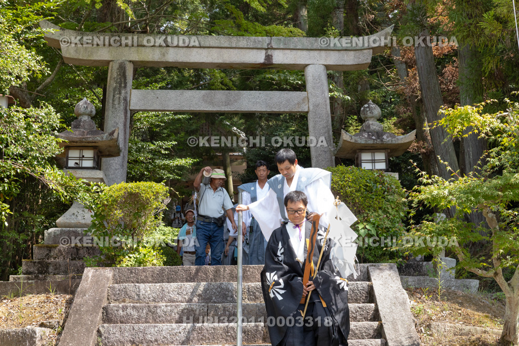 滋賀県 芋競べ祭り 芋を担ぎ野神山へ参進
