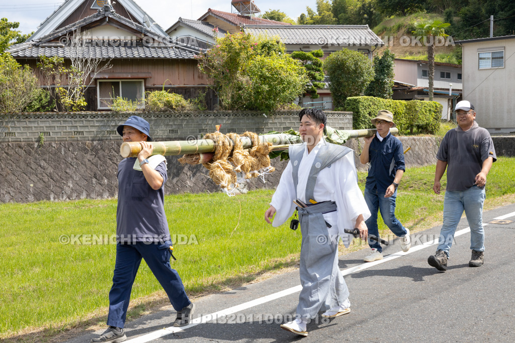 滋賀県 芋競べ祭り 芋を担ぎ野神山へ参進