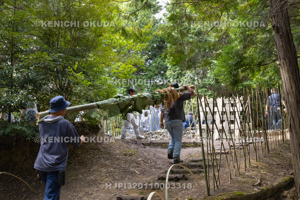 滋賀県 芋競べ祭り 芋を担ぎ野神山へ参進