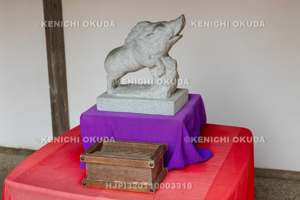 滋賀県　馬見岡綿向神社　撫でイノシシ