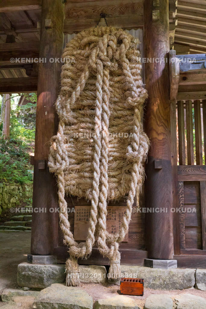 滋賀県　湖東三山　百済寺　仁王門の草鞋