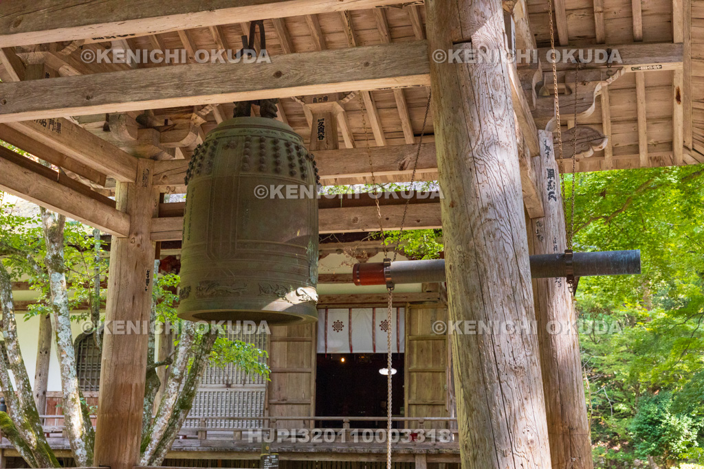滋賀県　湖東三山　百済寺　鐘楼と本堂