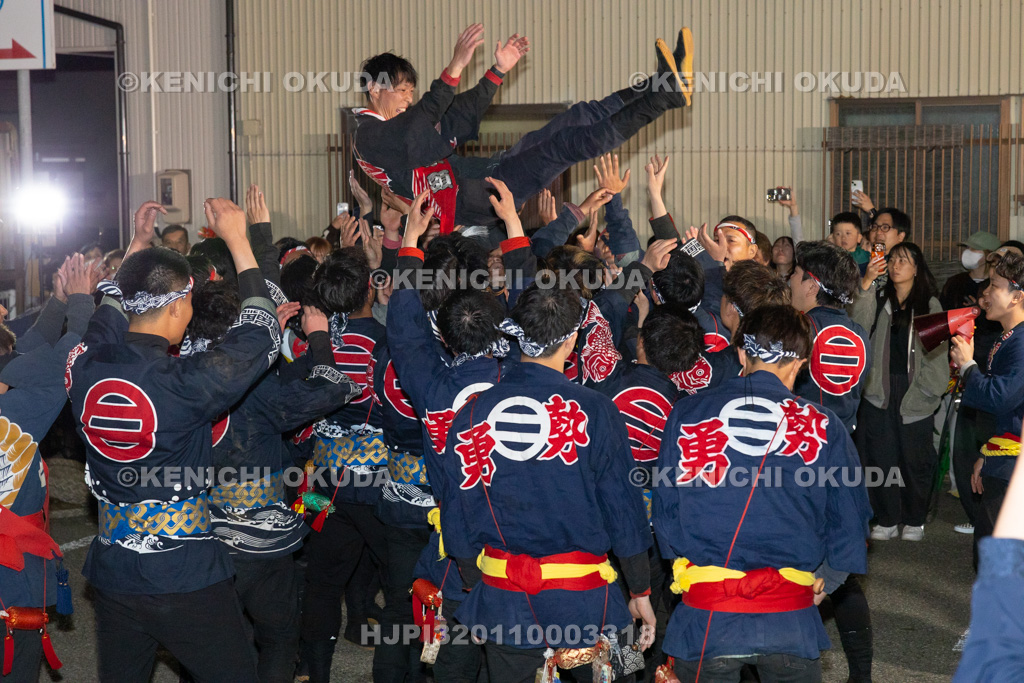 石川県 青柏祭 御祓地区コミュニティセンター曳入れ(魚町) 若衆頭の胴上げ