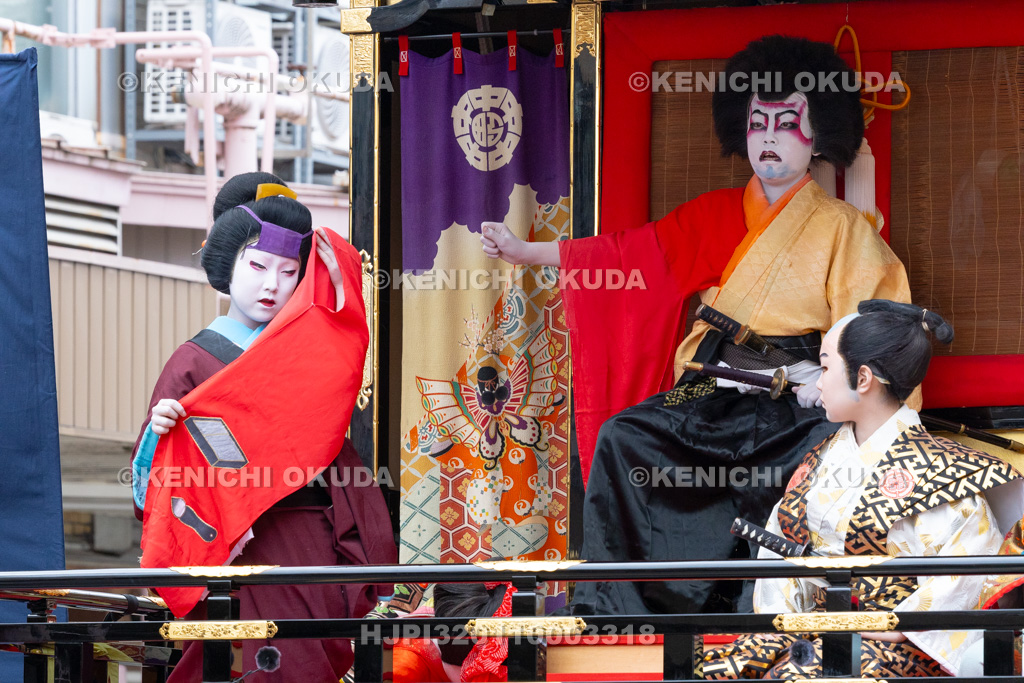 富山県　出町子供歌舞伎曳山祭　旧鷹屋靴店前　御所桜堀川夜討「弁慶上使の場」