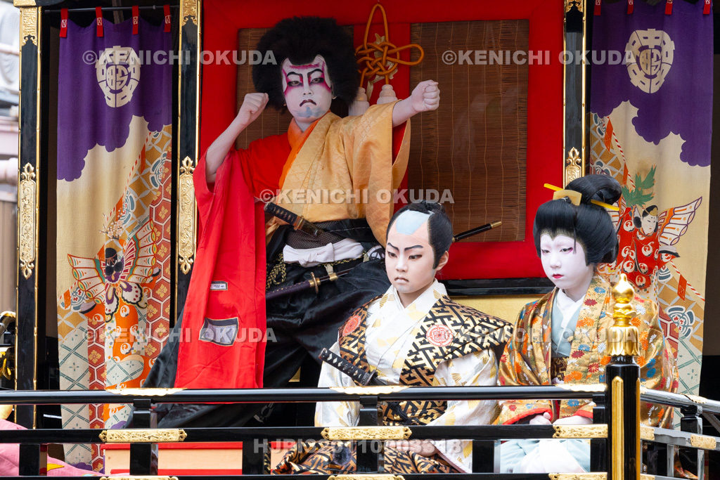 富山県　出町子供歌舞伎曳山祭　旧鷹屋靴店前　御所桜堀川夜討「弁慶上使の場」