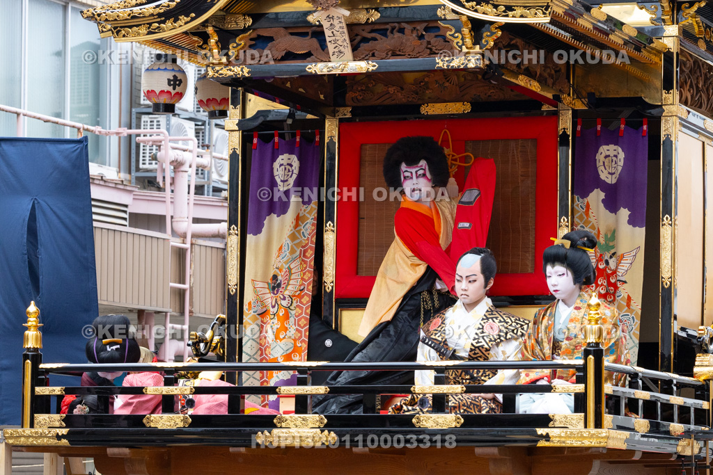 富山県　出町子供歌舞伎曳山祭　旧鷹屋靴店前　御所桜堀川夜討「弁慶上使の場」