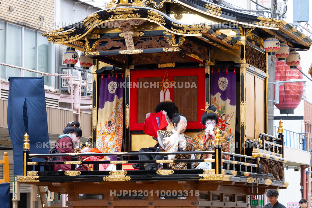 富山県　出町子供歌舞伎曳山祭　旧鷹屋靴店前　御所桜堀川夜討「弁慶上使の場」
