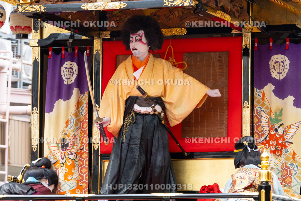 富山県　出町子供歌舞伎曳山祭　旧鷹屋靴店前　御所桜堀川夜討「弁慶上使の場」