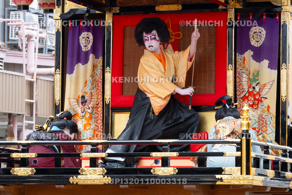 富山県　出町子供歌舞伎曳山祭　旧鷹屋靴店前　御所桜堀川夜討「弁慶上使の場」