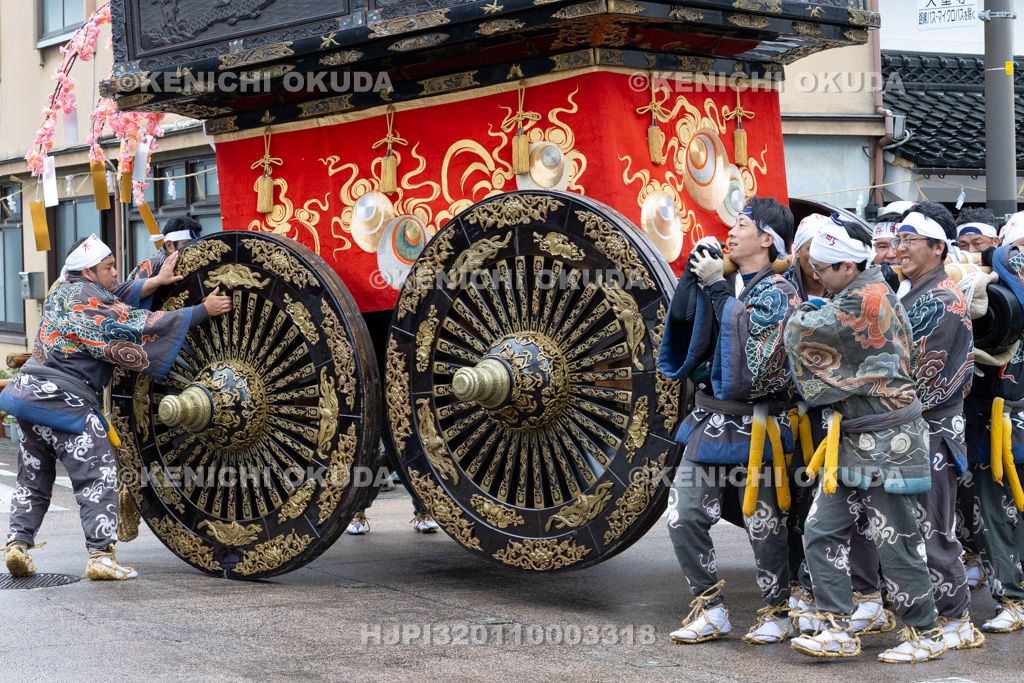 富山県　高岡御車山祭　御車山の方向転換（木舟町）
