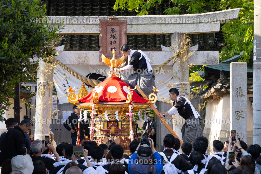 石川県 美川おかえり祭り 神幸祭 神輿 鳳凰取付け