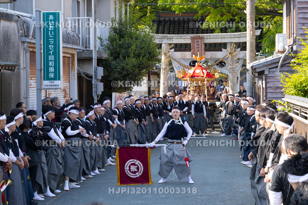 石川県 美川おかえり祭り 神幸祭 神輿と青年団(旗手)